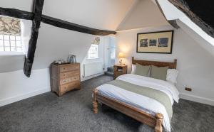北安普敦The French Partridge,的一间卧室配有床、梳妆台和窗户。