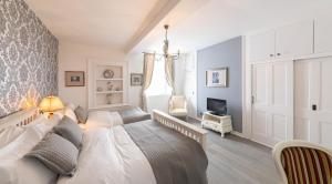 北安普敦The French Partridge,的卧室配有白色的床和电视