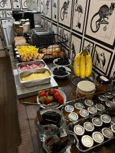 伊斯特布恩樱桃树宾馆的自助餐,包括水果和其他食物在餐桌上