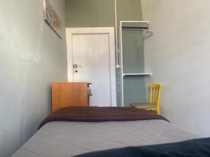 布拉加Casa Augusta 2的卧室配有床、椅子和门
