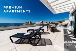 马贝拉Aqua Apartments Bellamar, Marbella的屋顶上带桌椅的天井