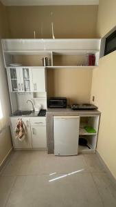 苏克雷Bernardo’s Departamento céntrico para 2 o hasta 3 personas的小厨房配有白色橱柜和水槽
