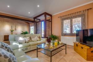 坎皮卡福特Ideal Property Mallorca - Can Ribas的带沙发和电视的客厅