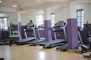 库马西Abanaba lodge& Restaurant的健身房设有数台跑步机和椭圆机