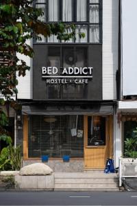 清迈Bed Addict Hostel的一间设有床的阿德莱德旅馆和咖啡厅