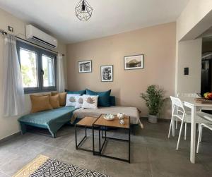 米尔泰Marialenas House - Stone House at Myrties Beach Kalymnos的客厅配有沙发和桌子