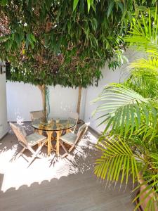 洛斯克里斯蒂亚诺斯Nosotros Luxury Villa的桌子、椅子、桌子和树木