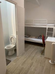 巴黎Ciel de Paris的小型客房设有卫生间和双层床。