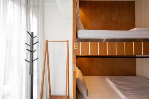 清迈Bed Addict Hostel的一间卧室设有两张双层床和一扇窗户。