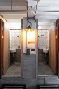 清迈Bed Addict Hostel的浴室设有2个水槽和2个卫生间