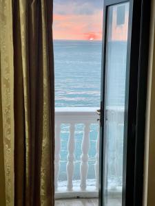 查克维Hotel Tramonto的从客房的窗户可欣赏到海景