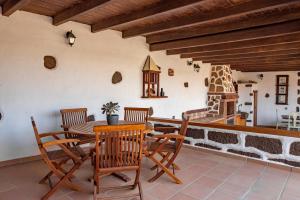 蒂纳霍Casa Tilama的一间带桌椅和壁炉的用餐室