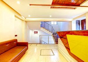 奥兰加巴德Hotel Deepali Executive的带沙发和楼梯的客厅