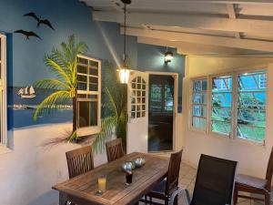威廉斯塔德Club Seru Coral的一间带木桌和椅子的用餐室