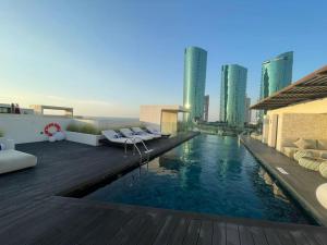 麦纳麦Cloud9 Waterfront Luxury Condo的一座位于高楼城市的游泳池