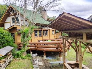 壹岐市Shimanologhouse - Vacation STAY 41662v的前面有木结构的房子