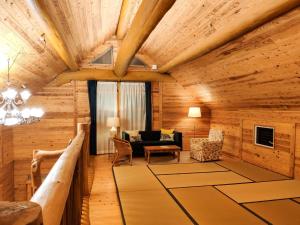 壹岐市Shimanologhouse - Vacation STAY 41662v的客厅设有木墙和带横梁的天花板。