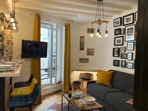 巴黎Appartement Montmartre Sacré Cœur的客厅配有沙发和桌子