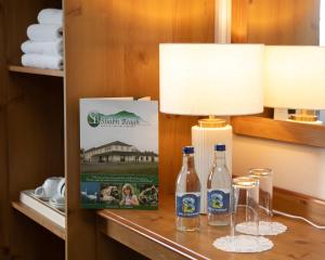 莫纳汉Sliabh Beagh Hotel的在酒店房间桌子上放两瓶葡萄酒