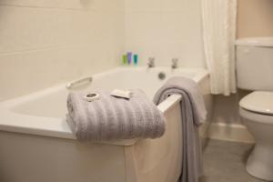 莫纳汉Sliabh Beagh Hotel的带浴缸和毛巾的浴室