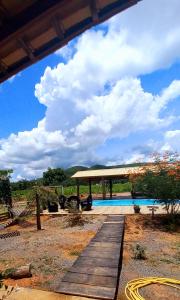 诺布里斯Pousada do Nondas的享有带凉亭的游泳池的景色