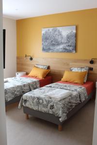 旺德尔港Villa plain pied vue terrasse的一间卧室设有两张床,墙上挂着一幅画