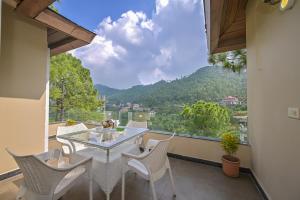 卡绍利Jungle Lodge Resort的设有一个配有桌椅并享有美景的阳台。