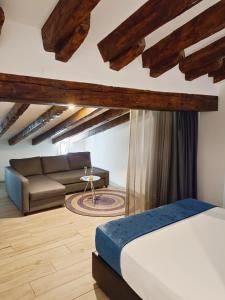 瓦伦西亚世纪酒店的一间卧室配有一张床和一张沙发