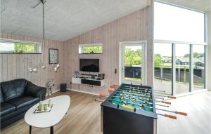 格莱斯堡Beautiful Home In Glesborg With Kitchen的客厅的中间设有一张大台球桌