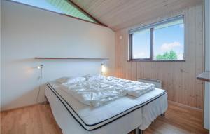 伦德Awesome Home In Rnde With 3 Bedrooms, Sauna And Wifi的一间带床的卧室,位于带窗户的房间内