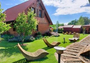 博茨科沃Domki Lawendowy Zakątek的一个带椅子的庭院和木屋