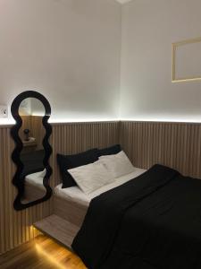 岘港Nhật Quang House的一间卧室配有一张床和镜子