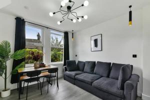 伦敦London 2-Bedrooms Apartment的客厅配有沙发和桌子