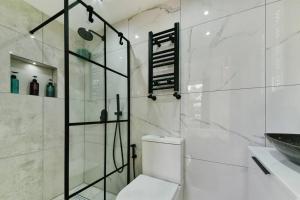 伦敦London 2-Bedrooms Apartment的白色的浴室设有卫生间和水槽。