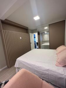 圣路易斯Luxuoso Apartamento na Ponta da Areia的一间卧室配有一张大床和镜子