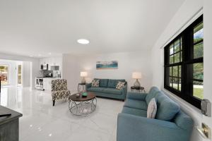 达尼亚滩Dania Beach Unit 1 By Pmi的客厅配有2张蓝色的沙发和1张桌子