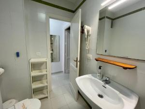 奇克拉纳－德拉弗龙特拉Apartamento Marinero del Sur的白色的浴室设有水槽和卫生间。