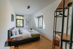 阿姆斯特丹Brand new luxurious 6 bedroom villa in Amsterdam的一间卧室设有一张床和两个窗户。
