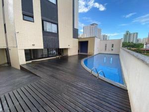 圣路易斯Luxuoso Apartamento na Ponta da Areia的一座建筑顶部的甲板上设有一个游泳池