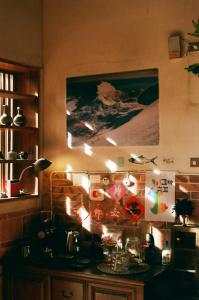 金湖镇序室 Narrative的厨房设有墙上的画面