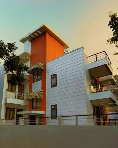 古尔冈BED LUCKS near Huda Metro sector 40的一座橙色和白色的建筑