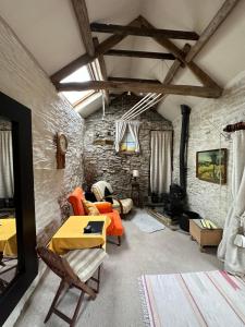 约克Quirky Tiny Home in York Moors的客厅设有石墙