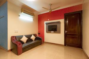 古尔冈BED LUCKS near Huda Metro sector 40的带沙发和电视的客厅