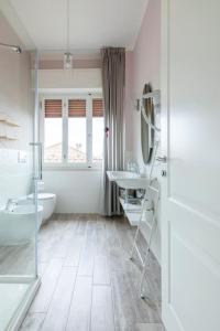 斯培西亚Annali Casa vacanze - Shabby style nella natura的带浴缸、盥洗盆和卫生间的浴室
