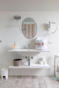 斯培西亚Annali Casa vacanze - Shabby style nella natura的一间带水槽和镜子的浴室