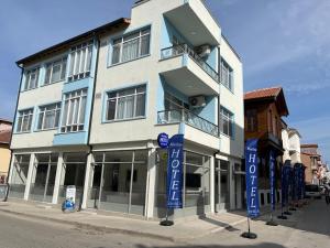 埃迪尔内Maritsa Hotel的前面有蓝色标志的高楼