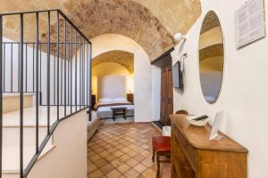 马泰拉L' Abbraccio dei Sassi的一间设有楼梯的房间和一间卧室