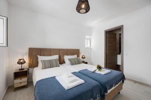 蒙希克Villa Xique 9的一间卧室配有一张带蓝色毯子的大床