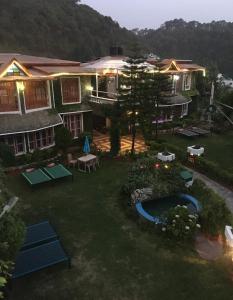 奈尼塔尔RajMahal Nainital的享有带庭院的房屋的空中景致