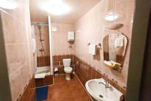 新库兹涅茨克Hotel ABA的一间带卫生间和水槽的浴室